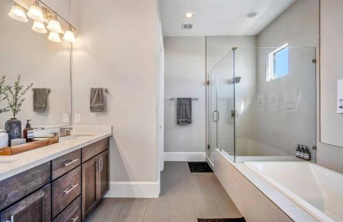 Luxury Downtown Home w Rooftop Deck in the Skyline - Photo 35