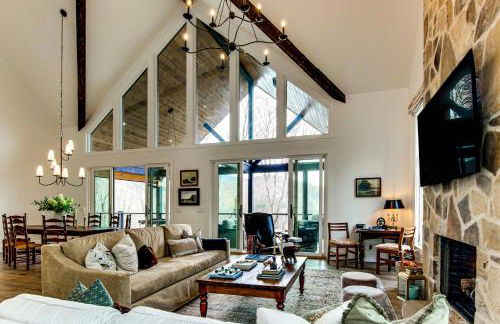 Deck and Mountain Views Black Chalet in Glenville - Foto 6