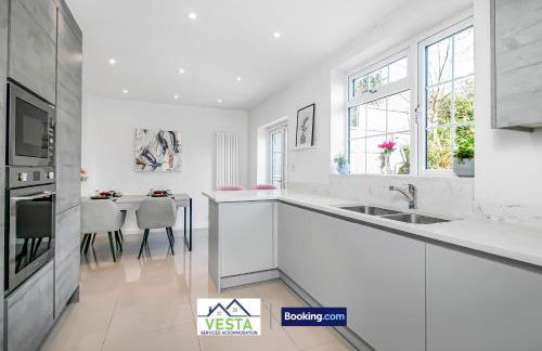 Three Bedroom House By Vesta Serviced Accommodation & Short Lets Borehamwood With Free WiFi & Free Parking - Foto 6