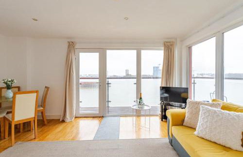 Amazing River view 2 bedroom apartment, sleeps 6, balcony and parking - Foto 47