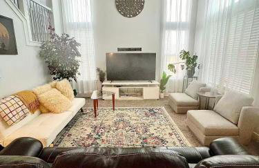 NEW 4-bed 4-bath Stylish House with Mountain View and 2 garages - Foto 2