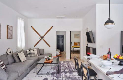 Chic Renovated Chalet with Private Pond - Foto 11