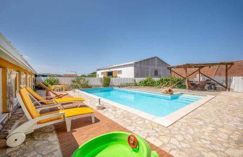 Eclectic oasis with poolside charm in Arranhó - Foto 23