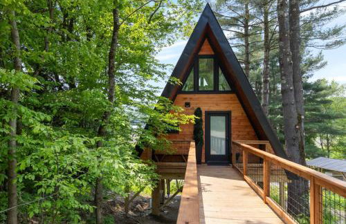 Designer A-Frame Treehouse with hot tub on river - Foto 6