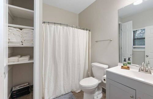 Spacious Country Living with Fishing Lake - Foto 15