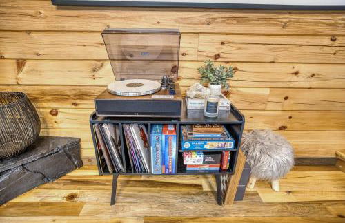 Cozy Chic Retreat Hot Tub, King Beds, Fire Pit - Foto 35