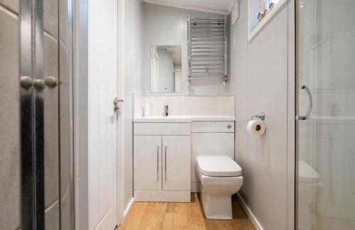 Silverdale Lodge, HotTub, Wi-FI, Quiet & Sleeps 4 - Foto 15