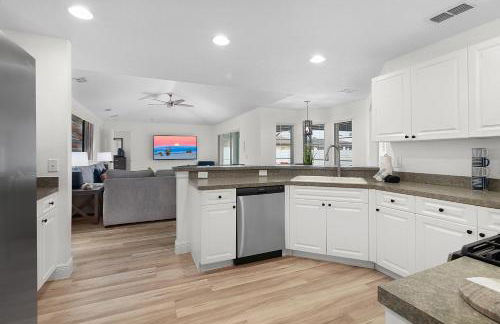 #370-Stunning 4 bed villa with south facing pool and spa with no rear neighbors - Foto 32