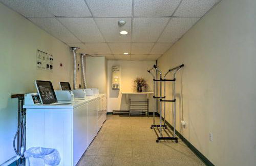 Lake Getaway Walk Across Street to Private Beach! - Foto 24