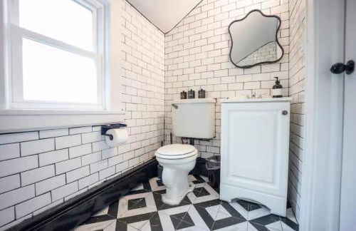 Bright 1-Bedroom Loft in Converted Garage with Private Entrance - Foto 10