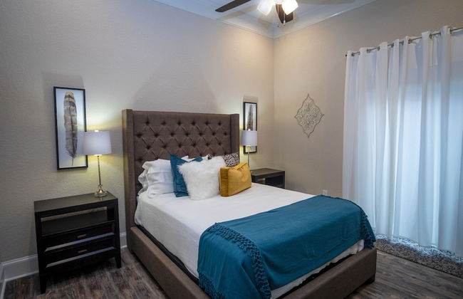 Brand NEW Large Impressive House Near Downtown! - Photo 4