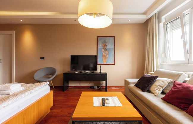 Central Park Apartments - Photo 8