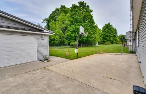 The Country House - Kalkaska Retreat with Fire Pit - Foto 35