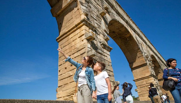 Sotto gli archi del Pont du Gard
