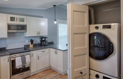 Quaint Cottage with Private Pool-Walk to Everything - Foto 15