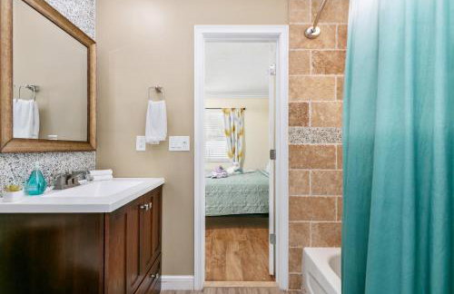 Spacious 4BR 2 5BA Family Retreat Pool Near Beach - Foto 34