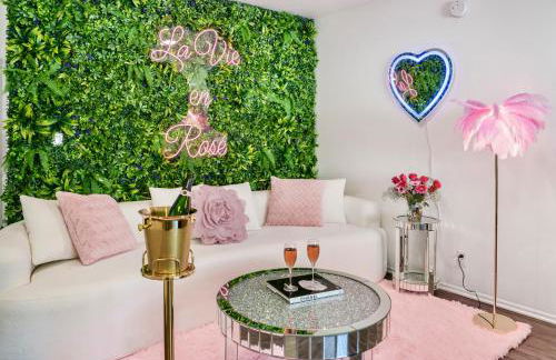 Luxury Pool View Spa Suite-Massage Chair-Steam Sauna-Welcome Champagne ! - Foto 1