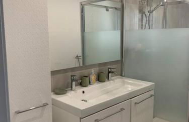 Rez de maison neuve Piscine WiFi Poolhouse en Pierre - Foto 17