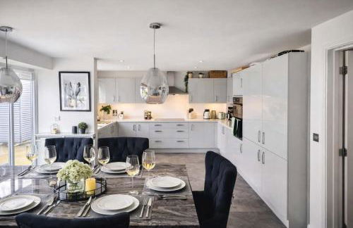 The Grand 4-Bed Ebbsfleet Home - Big Garden & Parking Space, Near Bluewater - Foto 1