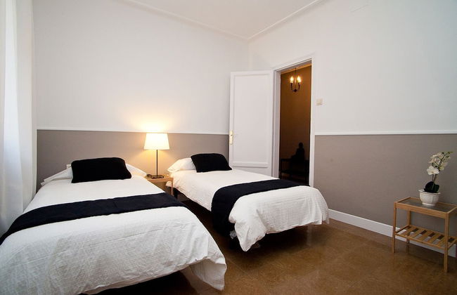 Cute & Spacious Eixample Apartment - Photo 3