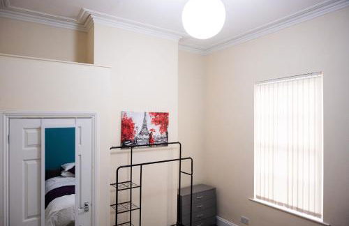Rugby 1-BR Apt, Parking, City Centre, Sleeps 3 - Foto 17