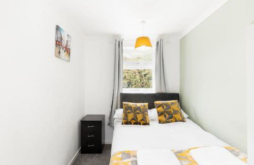 4-Bed Home for Contractors - Parking - Walk to Hospital - Foto 3