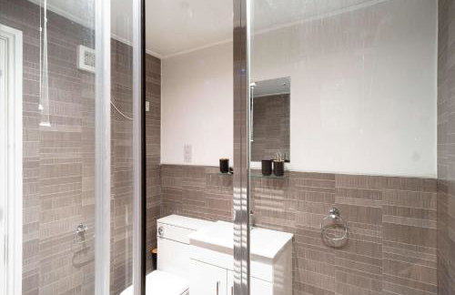 Bright 1 Bed Harbour-side Apartment with Balcony - Photo 18