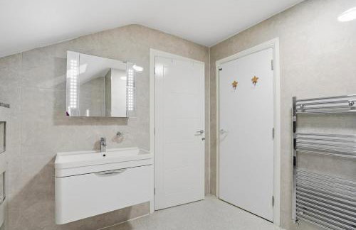 Spacious Ensuite Home near M6 with Driveway Parking - Foto 25