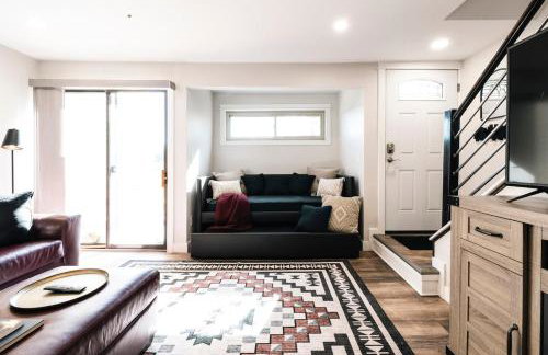 Quiet Creekside Walk to Downtown - Foto 2