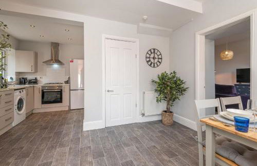 Contractors Business Families Relocation Accommodation enjoy Fast WiFi Large Screen Smart TV and SKY Sports in this Spotless Ground Floor apartment - Foto 15