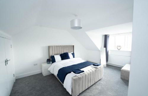 Entire Modern Home with Private Parking for 6/8 Persons - Photo 31