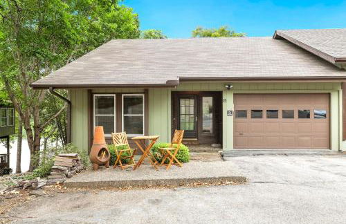 Lakeside Nest Dock on Lake Rayburn Sleeps 10 - Photo 4