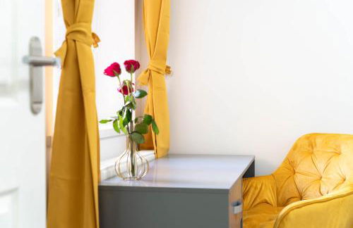 Open Mind Property - 6 Luxury Bedrooms with Free Parking - Photo 9