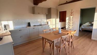 Au 8 à Meursault, Magnifique maison Bourguignonne au pied des vignes, jardin, places de parking privée - Foto 2