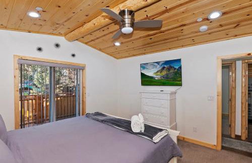 Stylish Elysian Big Bear Cabin w Enclosed backyard - Photo 7