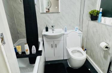 Luxury 2-Bed Apartment,Office with Built-In TV King Bed, Private Entrance and free Parking - Foto 9