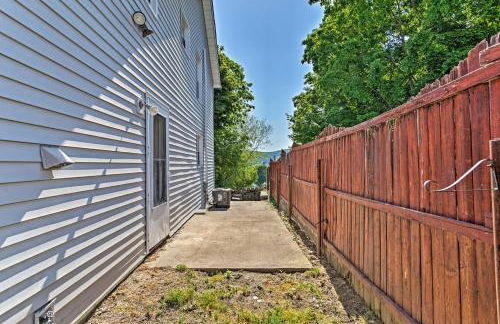 Updated Home with Patio Half Mile to West Point - Foto 28