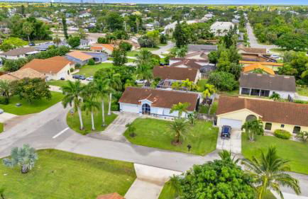 Charming Heated Pool Home - 3 miles to the Beach, Pet and Family Friendly -Available Year Round! - Photo 33