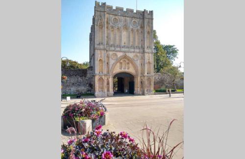 Walking distance to hospital and town with free off-road parking - Foto 19