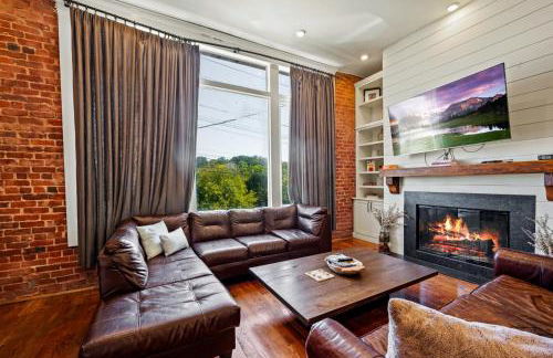 Modern 3BR Condo Walk to Downtown and UT with Parking - Foto 11