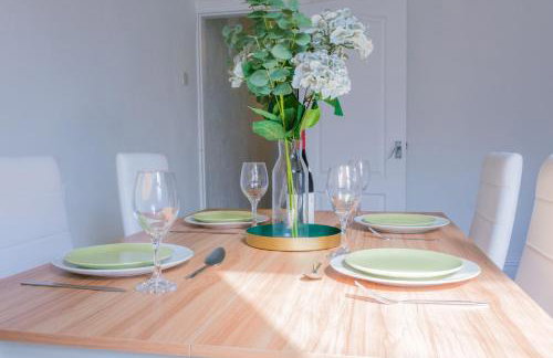 4-Bed Family House in Leeds with park view - Foto 6