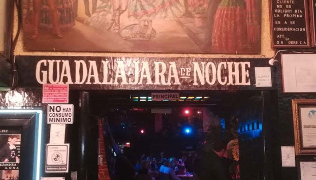 Acercándonos a uno de los locales de la Plaza Garibaldi