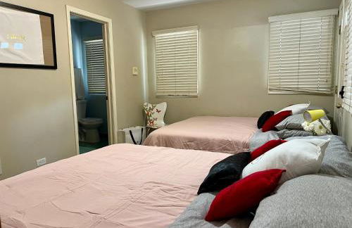 Designer Themed 4 Bedroom in Best Location with Patio and Fireplace - Foto 6