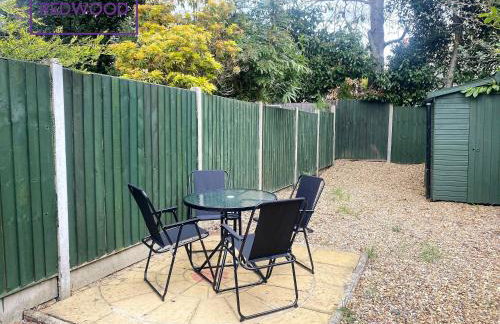 3-Bedroom Serviced House, Free Parking for 2 Cars, Free WiFi By Redwood Stays - Foto 25