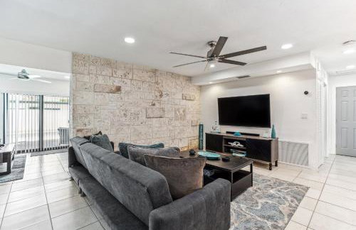 Miami Oasis, Spacious 4-Bedroom Home with Pool - Photo 15