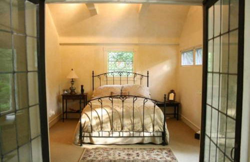 Luxurious Riverfront Cottage with a Hot Tub and a Fireplace near the Twin Lakes, Connecticut - Foto 49