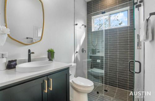 Luxurious Modernism with Private Hot Tub and Garage - Foto 24