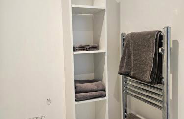 1 Bedroom Apartment - Photo 2