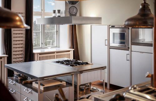 GUT KLETKAMP "Penthouse im Schloss" - Premium-Ferienwohnung mit 5 Schlafzimmern auf 400qm I Kamin I 2 Wohnzimmer I Garten & Terrasse I Wald- und Seeblick I Profi-Küche I 15 Min zur Ostsee I Parkplätze I WLAN - Foto 6