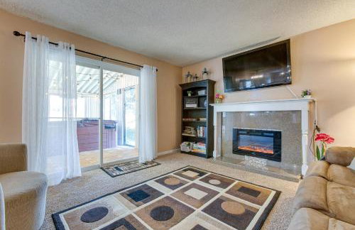 Spacious Aurora Retreat w/ Game Room + Hot Tub! - Foto 10